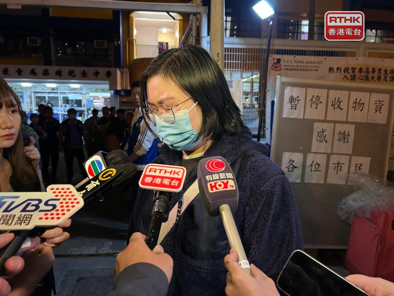 有媽媽得悉嬰孩在大火喪生，表現激動。（林漢山攝）