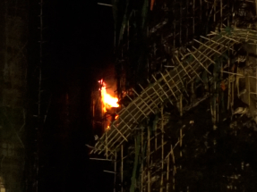 宏福苑有高層單位晚上火勢突加劇　消防進入受控樓層搜索