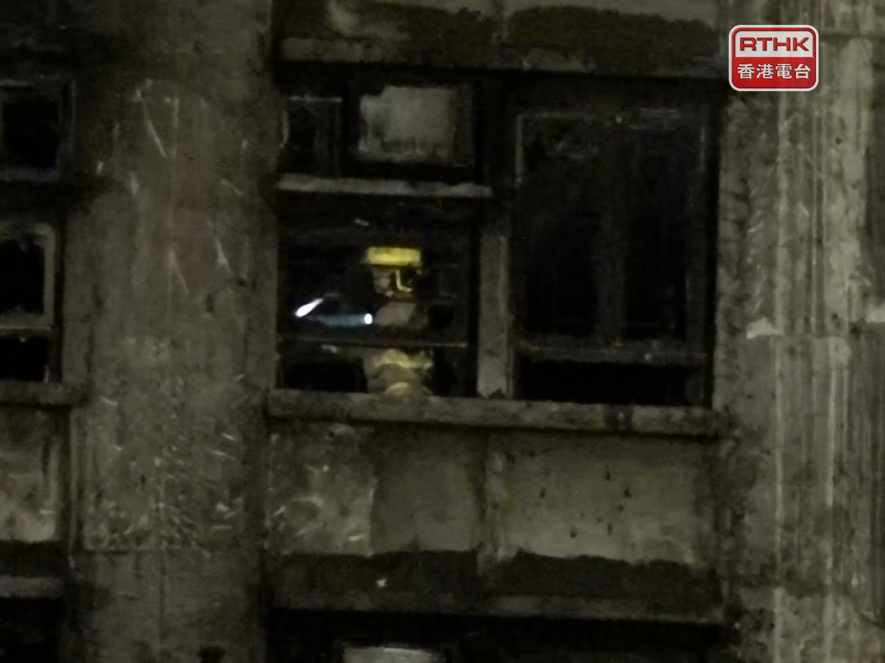 消防員進入中層位單位搜索（施華駿攝）