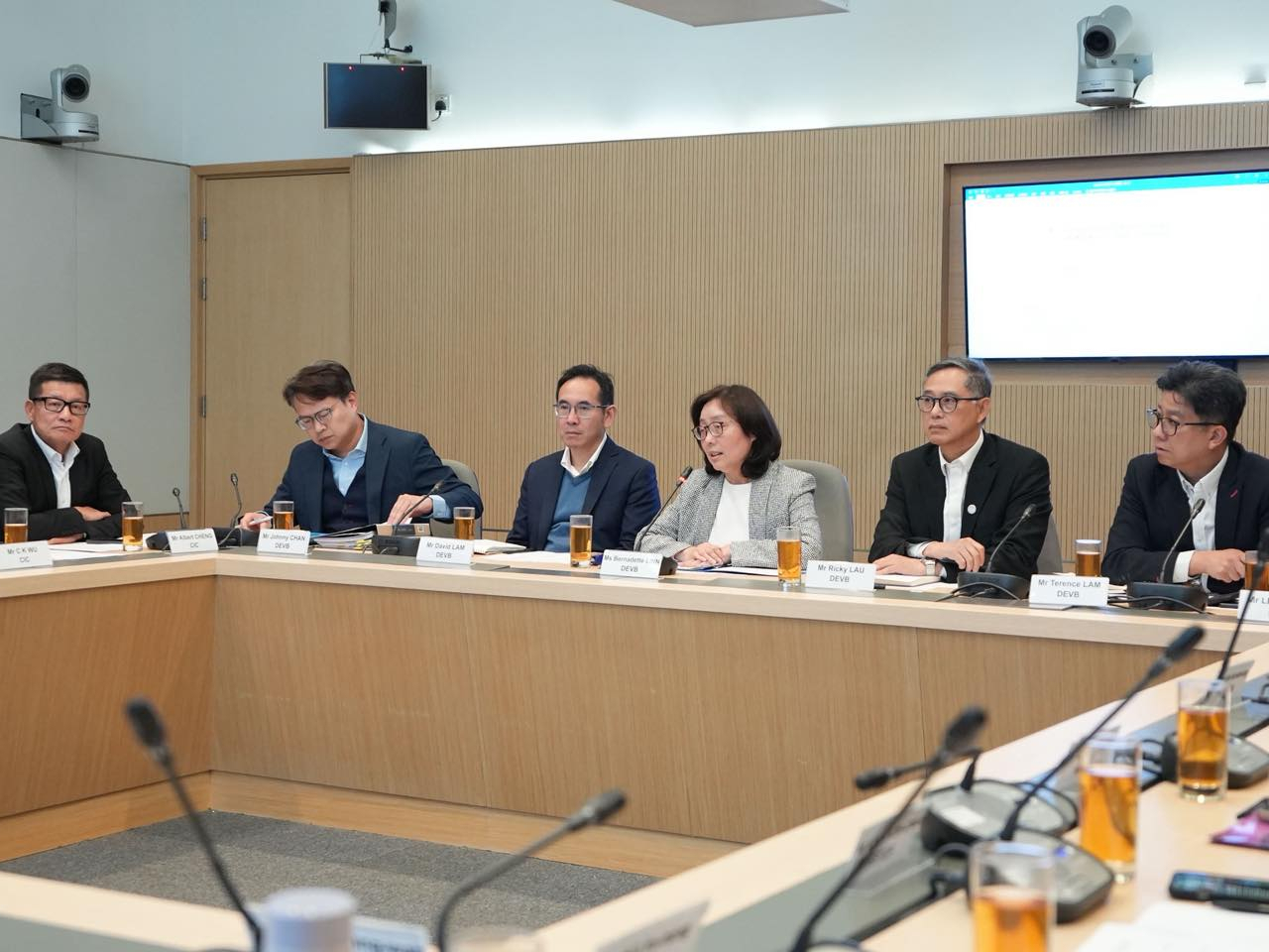 甯漢豪表示，會研究在培訓和其他資源方面向業界提供協助。（發展局社交網站圖片）