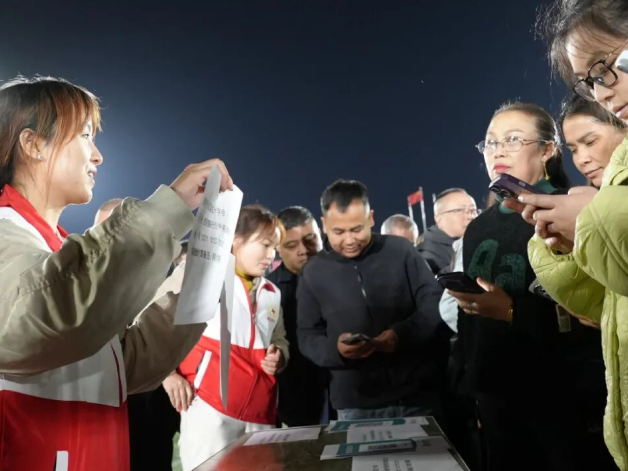 貴州省榕江縣民眾晚上到「村超」足球場，為大埔火災受災群眾捐款。（榕江發布微信公眾號圖片）