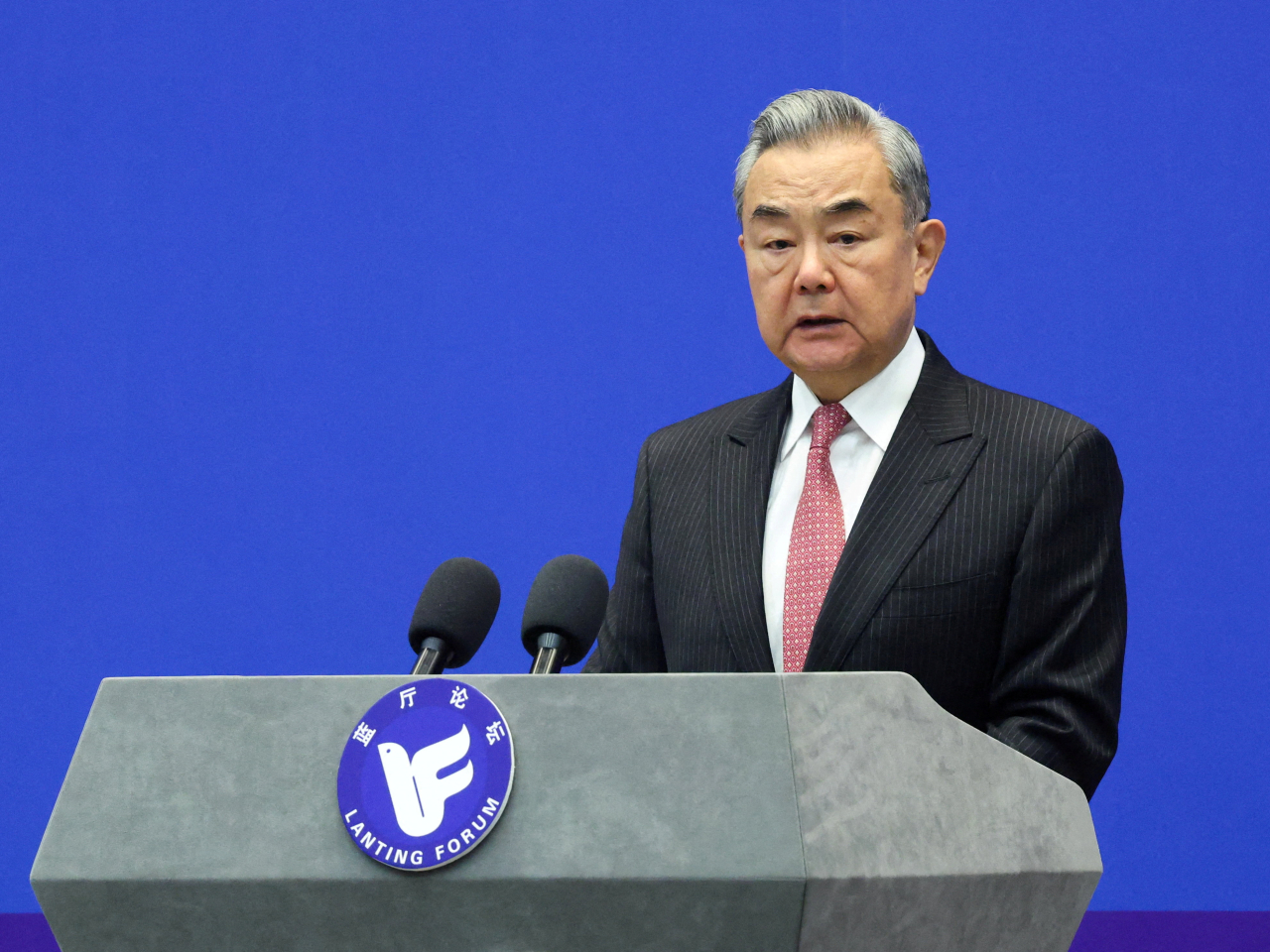 王毅說，日本現職領導人發表涉台挑釁言論，公然開歷史倒車，侵害中國主權和領土完整。（路透社資料圖片）