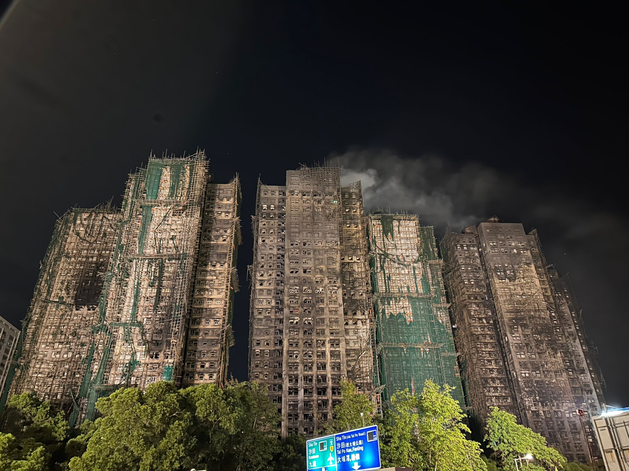消防繼續灑水降溫，避免火勢死灰復燃。（林漢山攝）