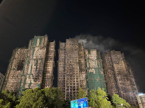 宏福苑五級火｜增至83人死亡　消防繼續灑水避免死灰復燃