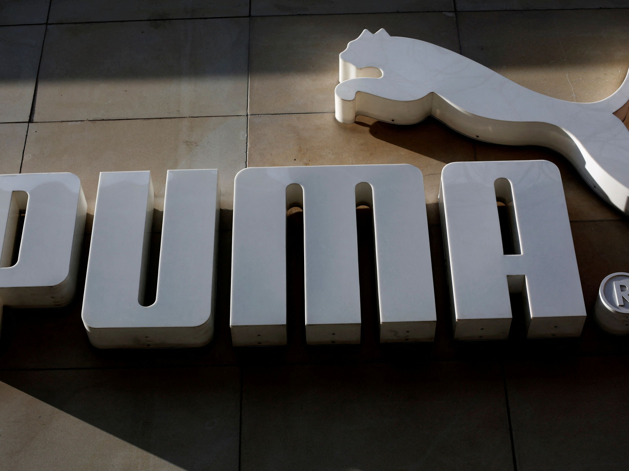 PUMA股價急升近19%收市，據報安踏、李寧、ASICS等多家公司正考慮競購。（路透社資料圖片）