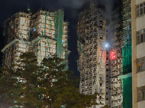 宏福苑五級火｜死亡人數增至83人　清晨有個別單位仍冒出火光