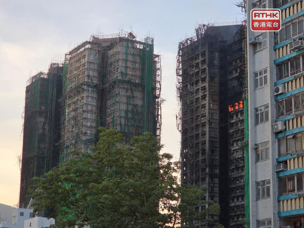 消防滅火工作持續。（陳曉慶攝）