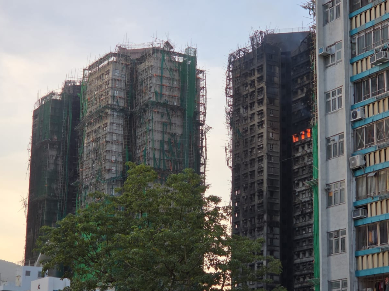 消防滅火工作持續。（陳曉慶攝）