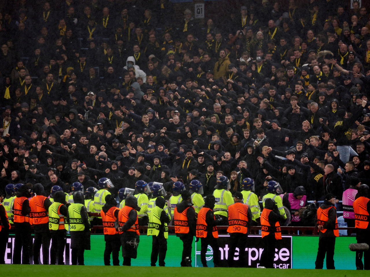 年青人球迷與警方衝突。(路透社)