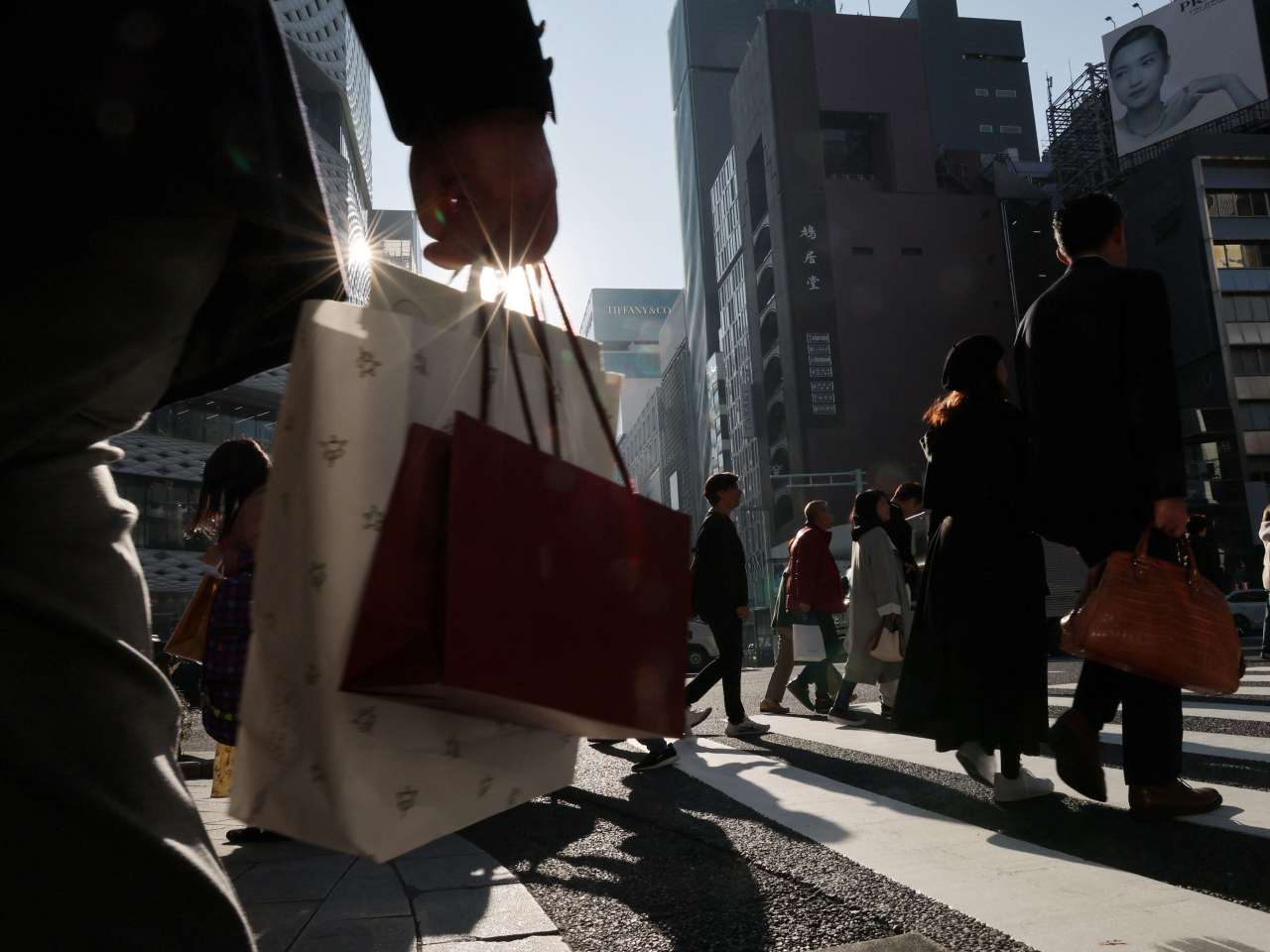 東京11月核心消費物價指數按年升2.8%，與10月相同，持續超出2%的通脹目標。（路透社資料圖片）