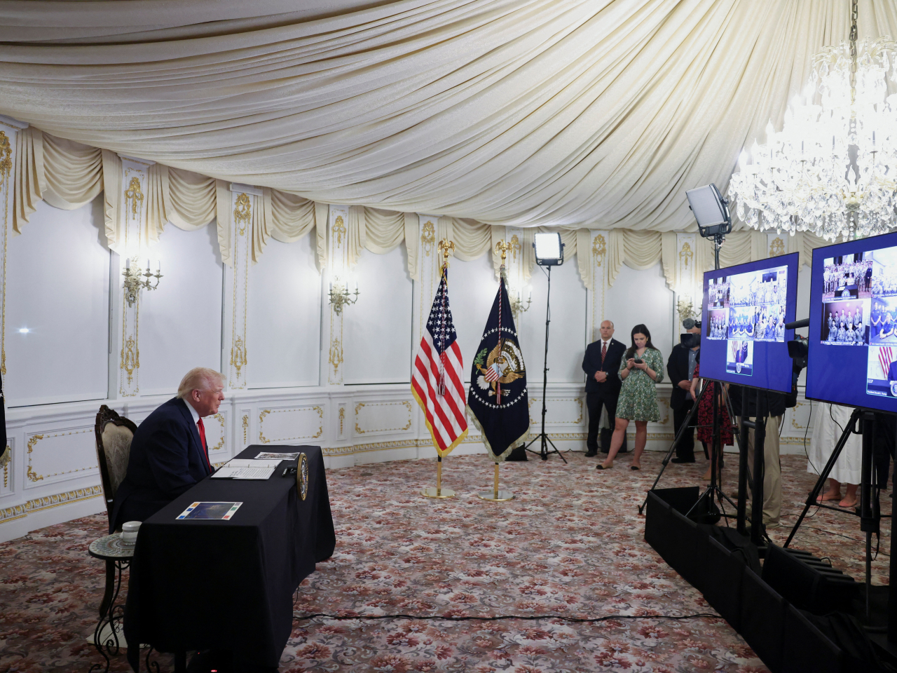 特朗普與士兵進行感恩節視像通話。（路透社）