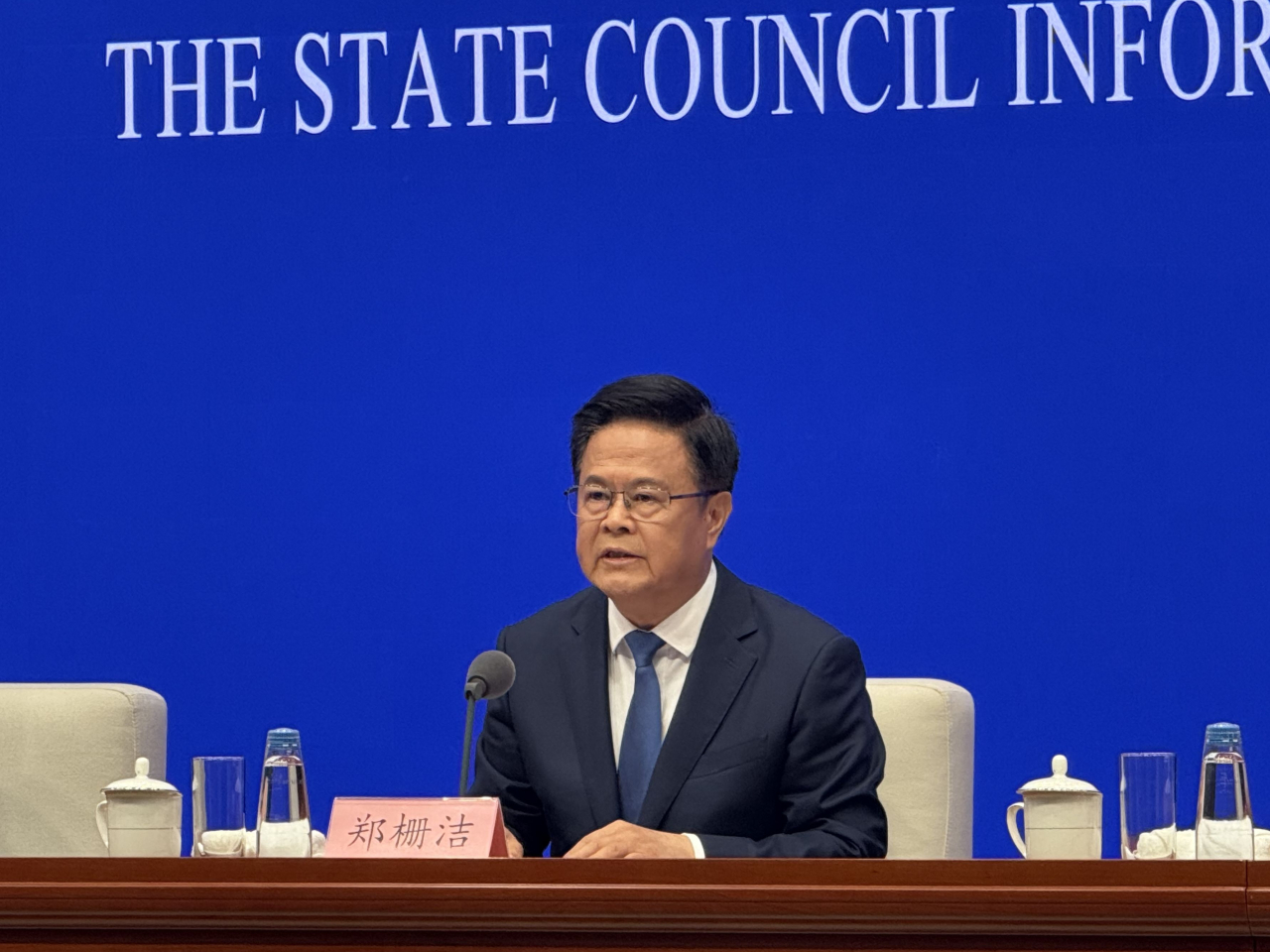 鄭柵潔指出，內地居民消費率與發達國家相比仍有10至30個百分點差距，尤其服務消費佔比偏低。（港台圖片）