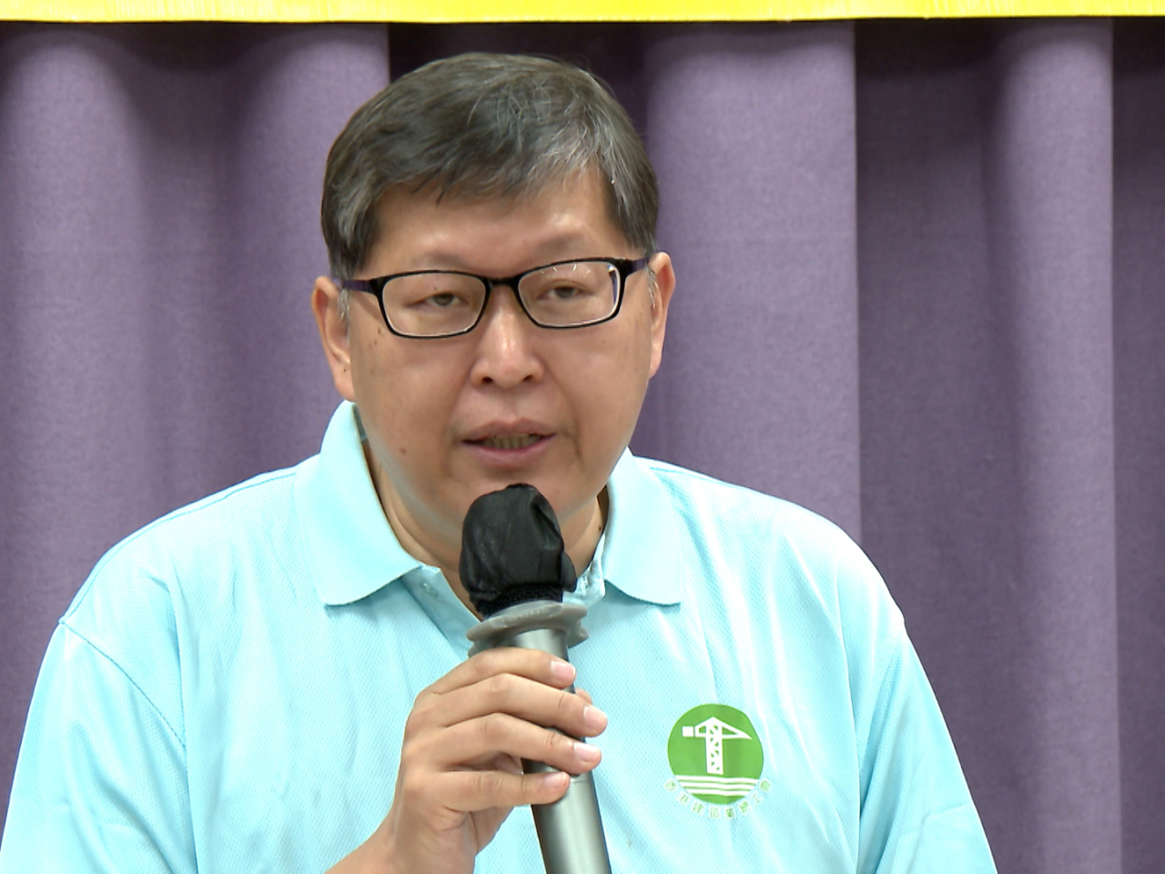 The Hong Kong Construction Industry Employees General Union's Chau Sze-kit says the sector is open to switching from bamboo to metal scaffolding. File photo: RTHK