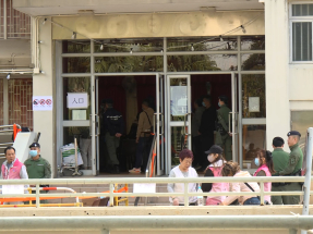 宏福苑五級火｜有家屬到廣福社區會堂憑相進行認領遺體程序