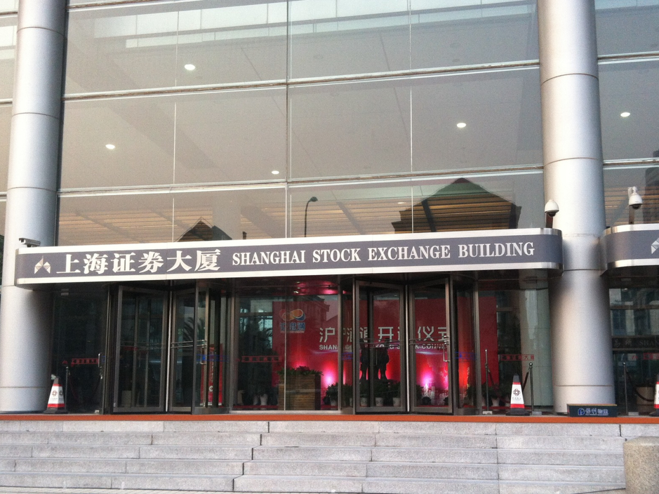 上證指數半日收報3883點，升8點，升幅0.21%。（港台圖片）