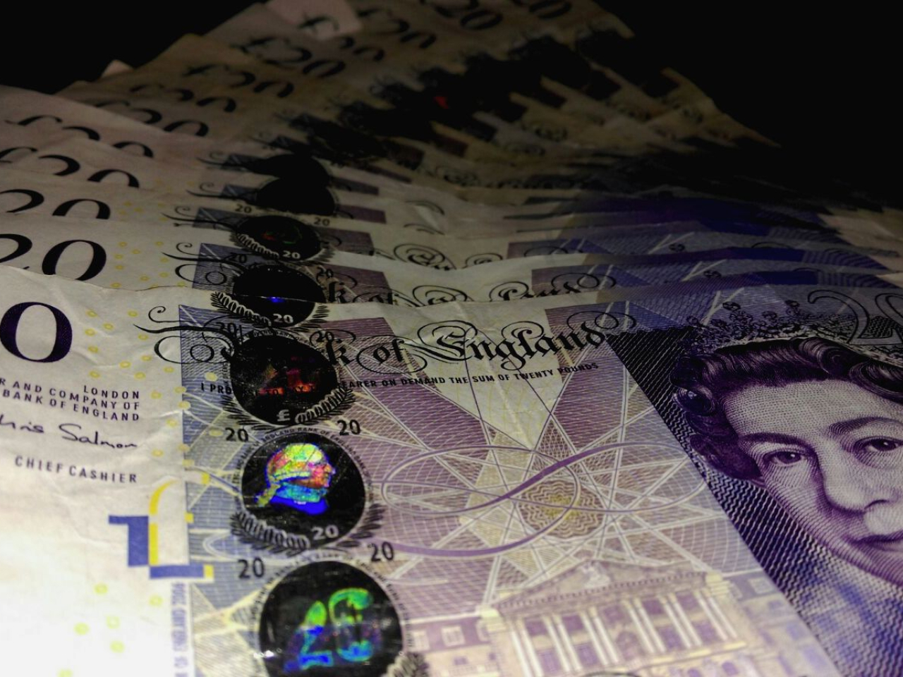 溫灼培認為，市場已消化減息預期對匯價的影響，英鎊兌美元有機會反彈到1.34至1.35水平。（港台圖片）