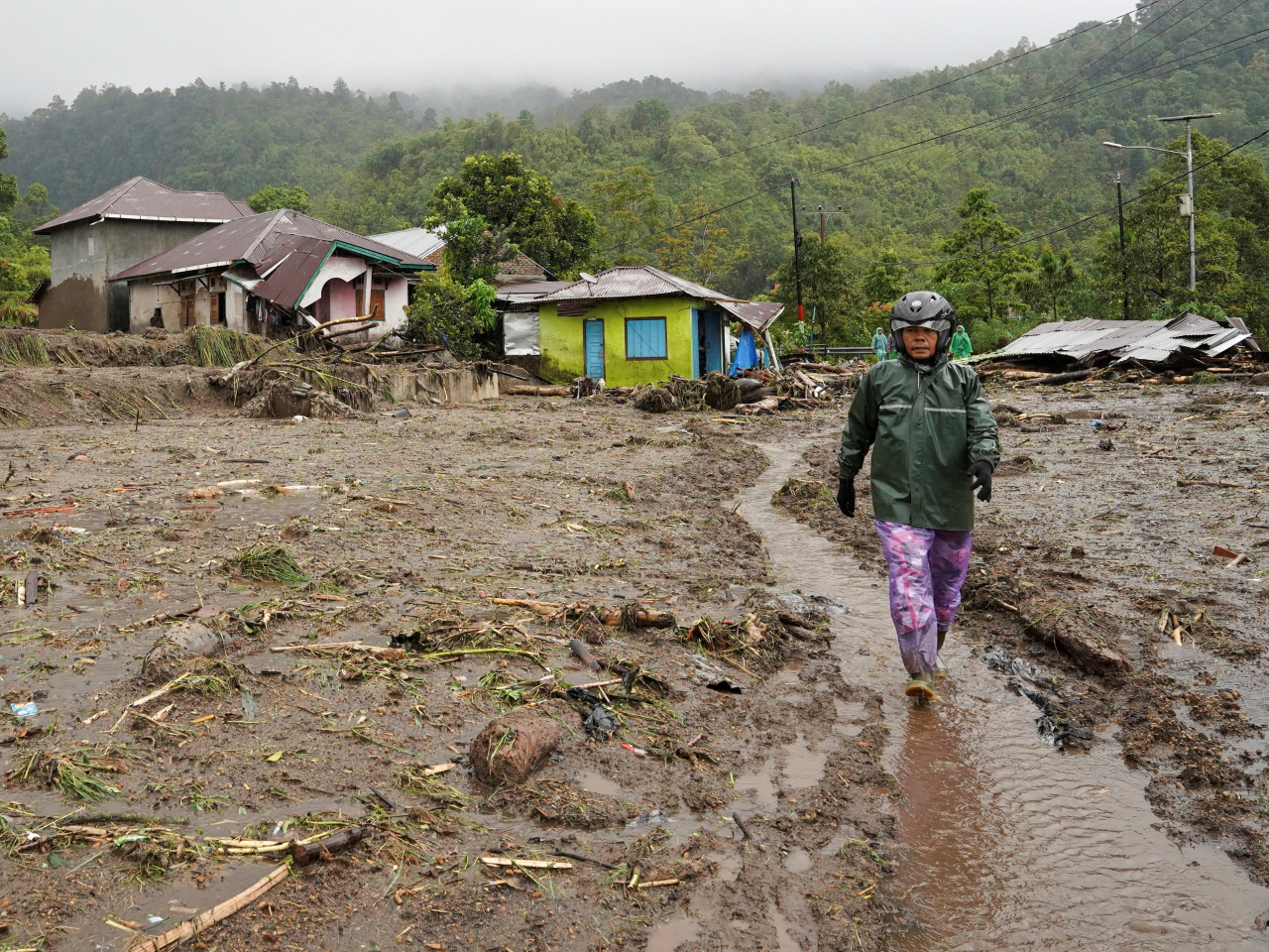 在印尼蘇門答臘，暴雨引發洪水和山泥傾瀉。（路透社）