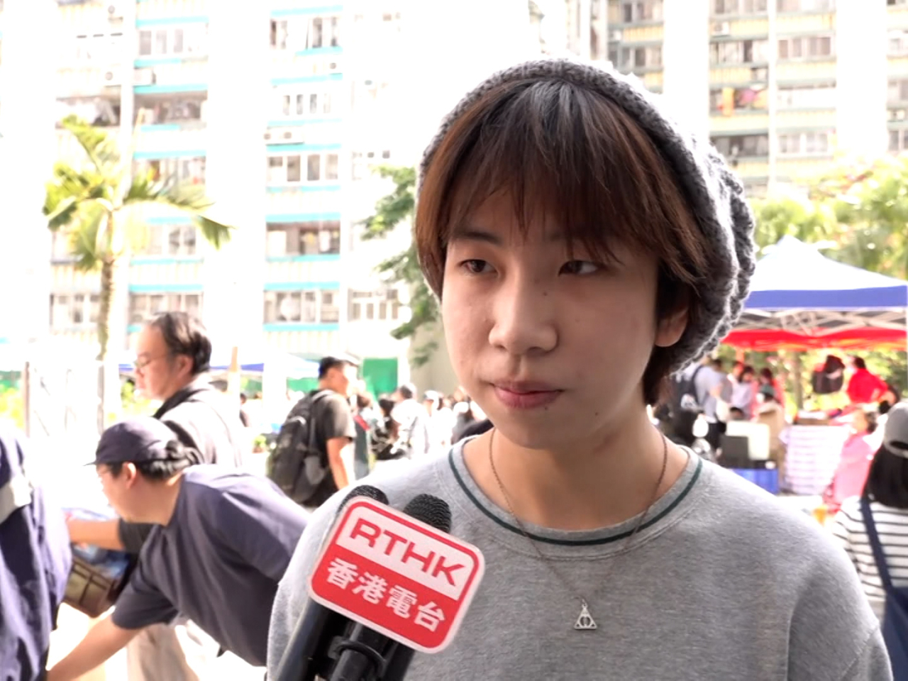 有大專生前來幫忙分發物資，表示過往曾在大埔居住，對社區有感情，希望陪伴受影響居民渡過難關。（陳裕行攝）