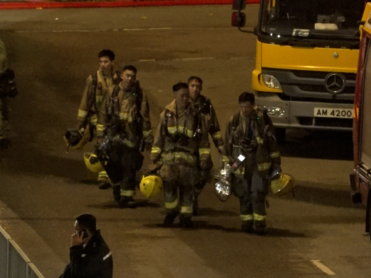 今次火警共出動2311名消防及救護人員，12名消防員受傷，其中1人仍在深切治療部留醫；另外1名消防員在行動中殉職。（陳韋丞攝）