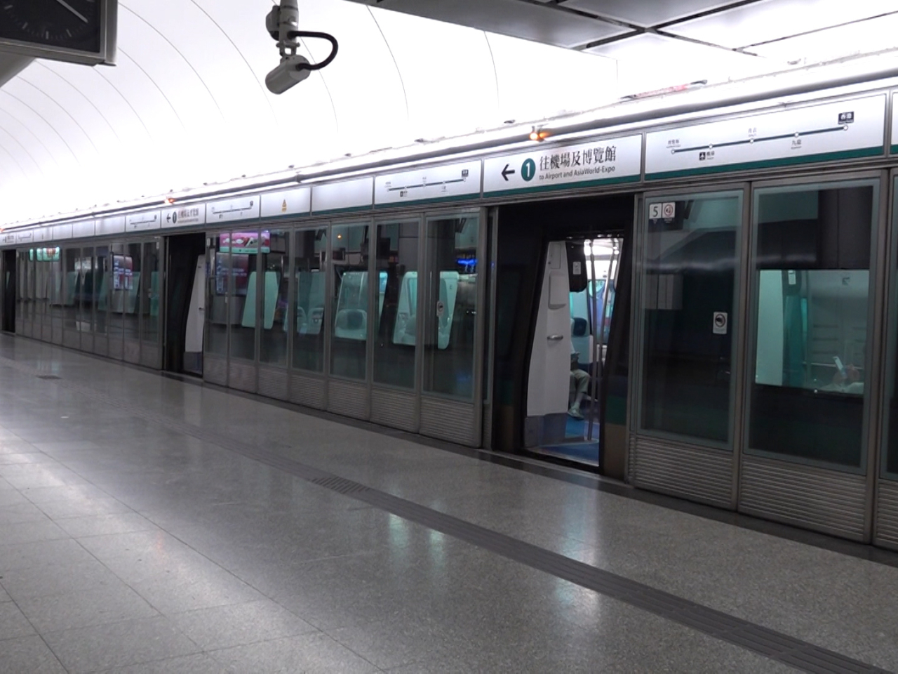 東涌綫及機場快綫維持正常班次，列車駛經有關路段時需要慢駛。（港台圖片）