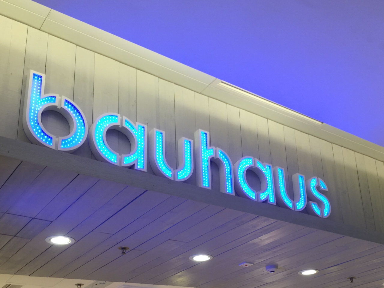 包浩斯國際中期業績虧損擴大逾1.7倍至670萬元。（港台圖片）