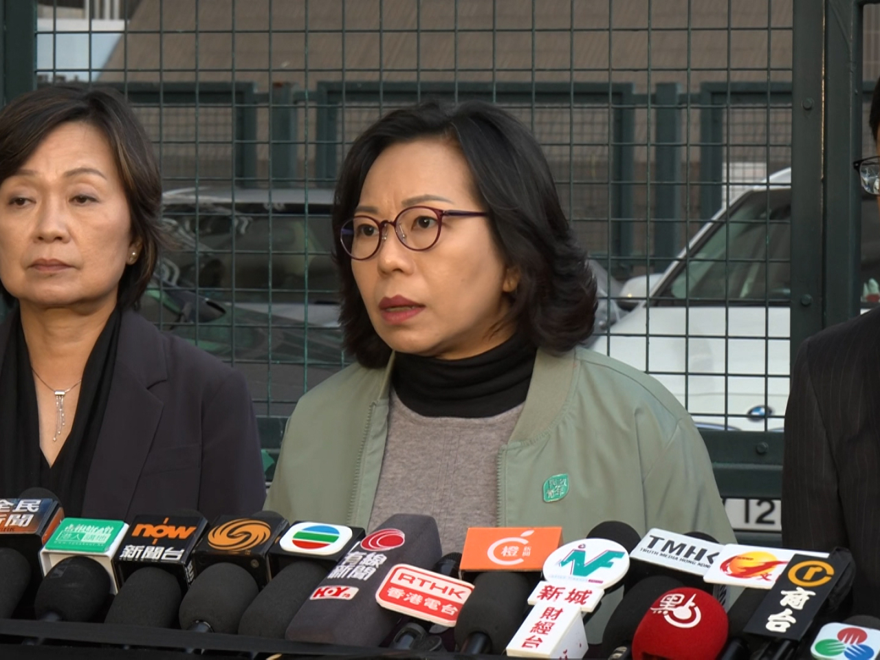 麥美娟表示，將向每位死者家屬提供20萬慰問金。（鍾家銘攝）