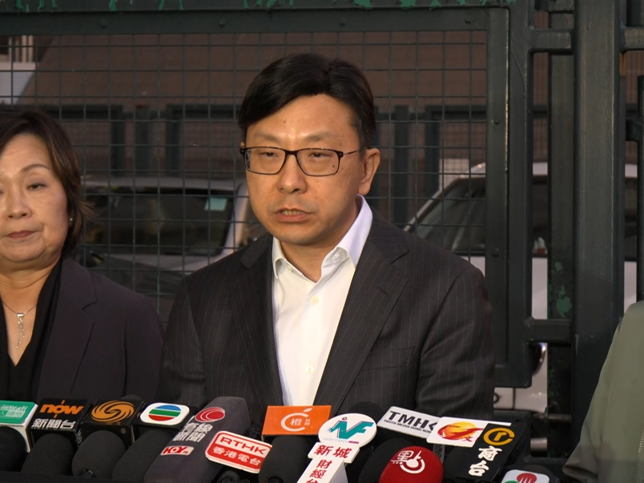 孫玉菡表示，居民可致電182183熱線登記，設「一戶一社工」陪伴。（鍾家銘攝）