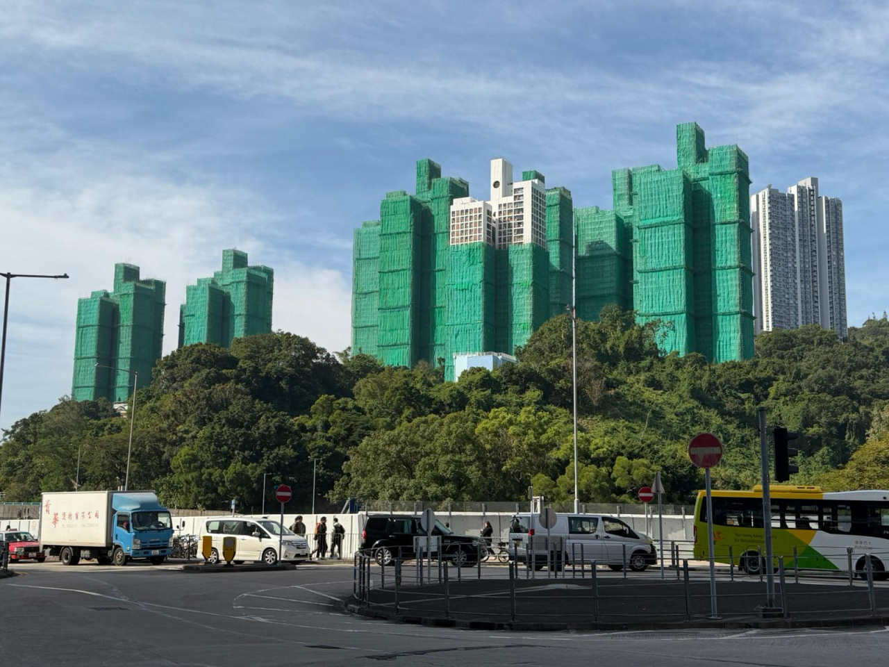 穗禾苑大維修工程兩年前開始，屋苑星期四晚召開緊急居民大會，不少人擔心悲劇重演。（賴綺玲攝）