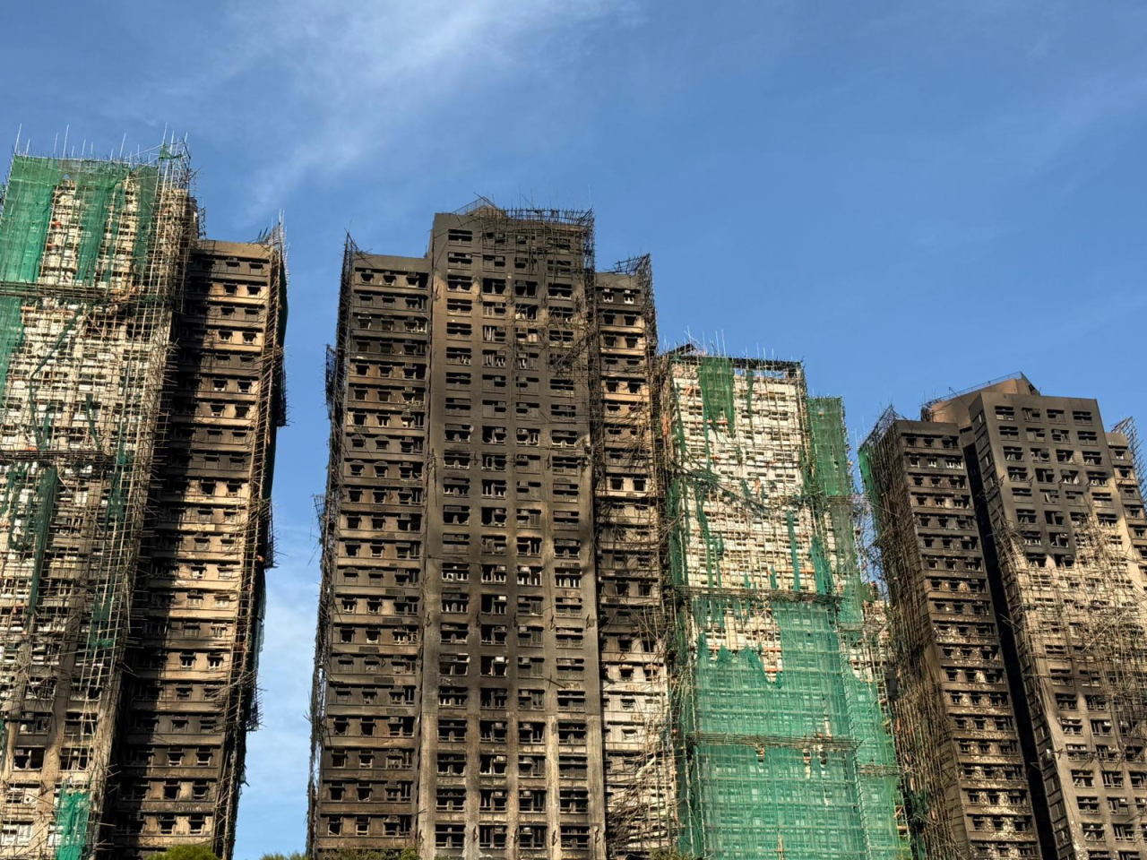 李家超明日上午八時聯同主要官員、行政會議非官守議員及公務員在政府總部默哀三分鐘，沉痛哀悼在大埔火災不幸罹難的人士。（陳曉筠攝）