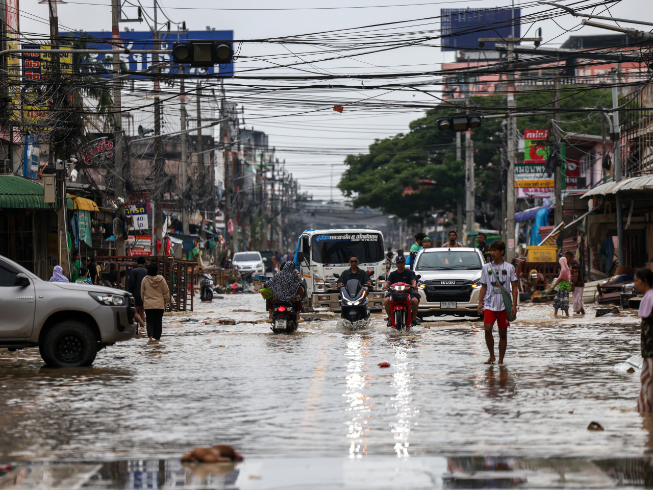 泰國宋卡府合艾縣部分道路仍然水浸。(路透社)