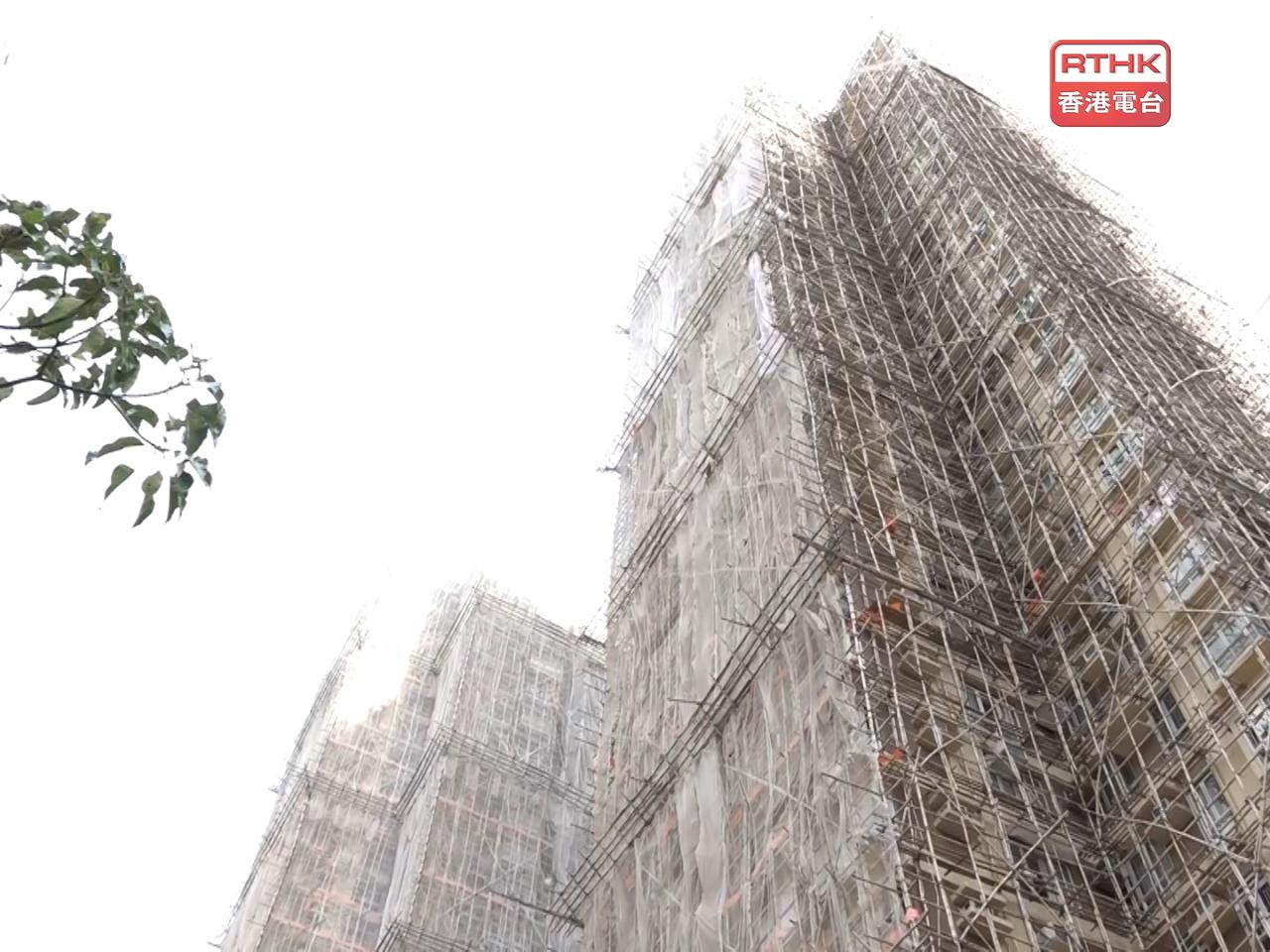 屯門怡樂花園有三座已圍網，其中第二座已拆走部分棚網。（林紹鋒攝）