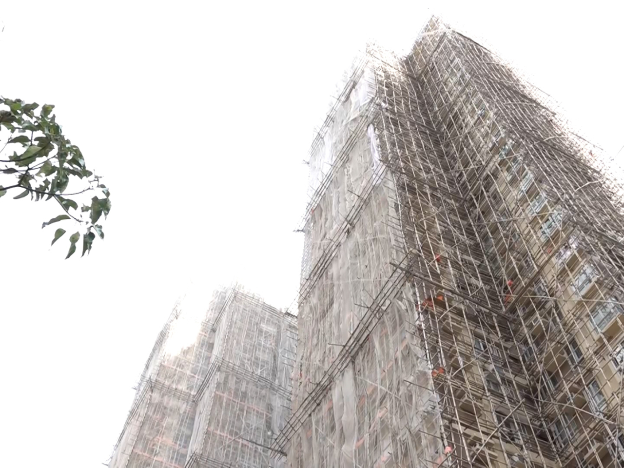 屯門怡樂花園有三座已圍網，其中第二座已拆走部分棚網。（林紹鋒攝）