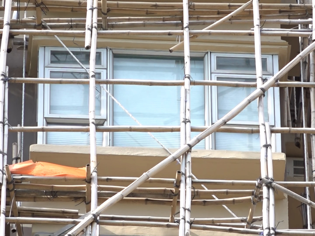 發展局稱，評論指政府意圖將宏福苑大火矛頭指向竹棚架，是對政府立場的錯誤解讀。（林紹鋒攝）