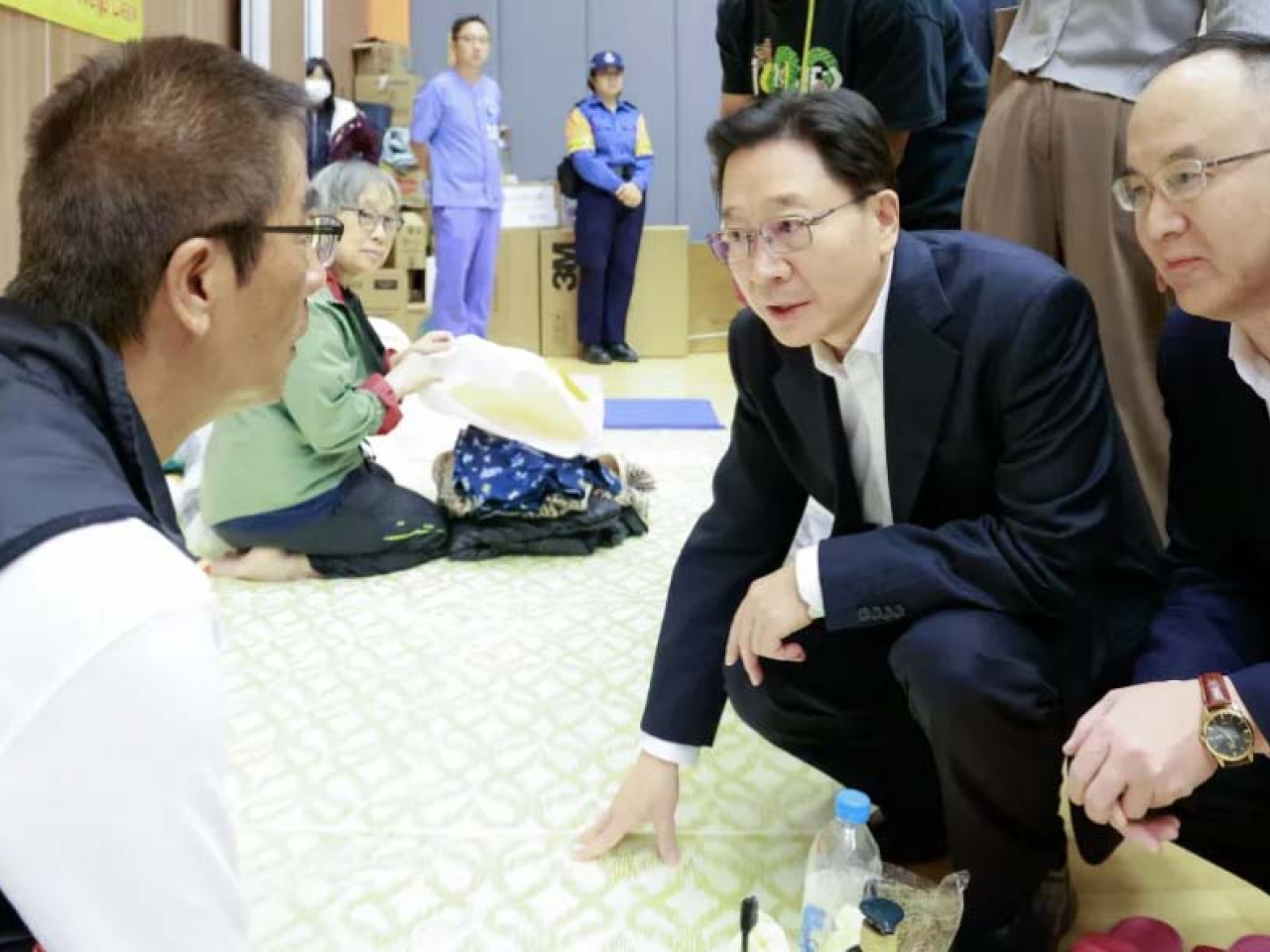 The officials spoke with residents about food, housing, and medical needs, and checked how relief supplies were being distributed. Photo courtesy of the Hong Kong and Macao Work Office