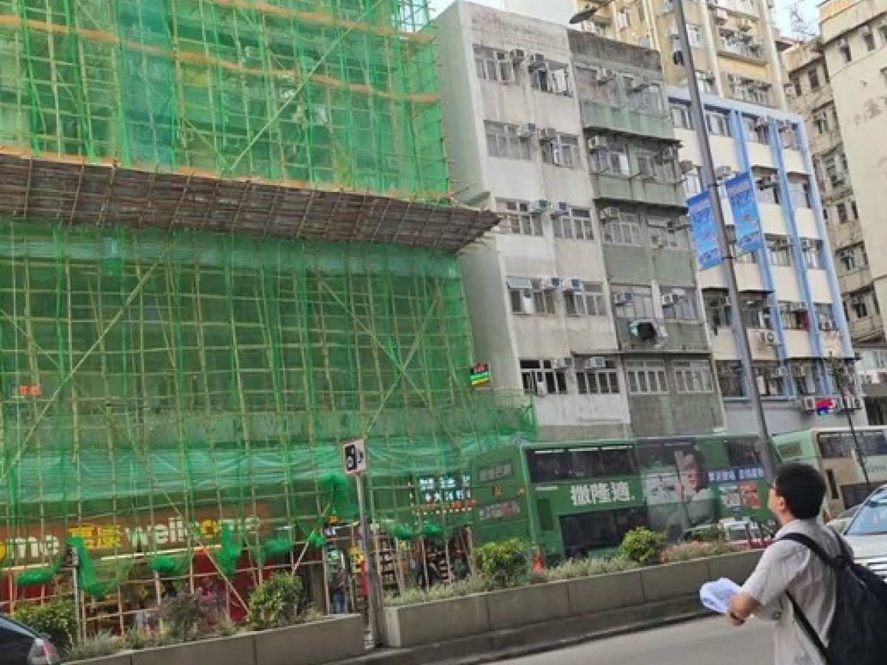 屋宇署昨起分批巡查正進行外牆大維修而有搭建棚架保護網的樓宇。（屋宇署社交網站截圖）