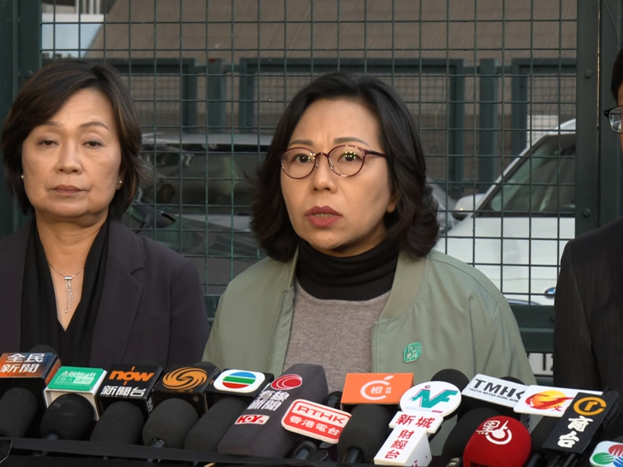 民政及青年事務局局長麥美娟宣布，下星期起會向每戶提供5萬元生活津貼。（鍾家銘攝）