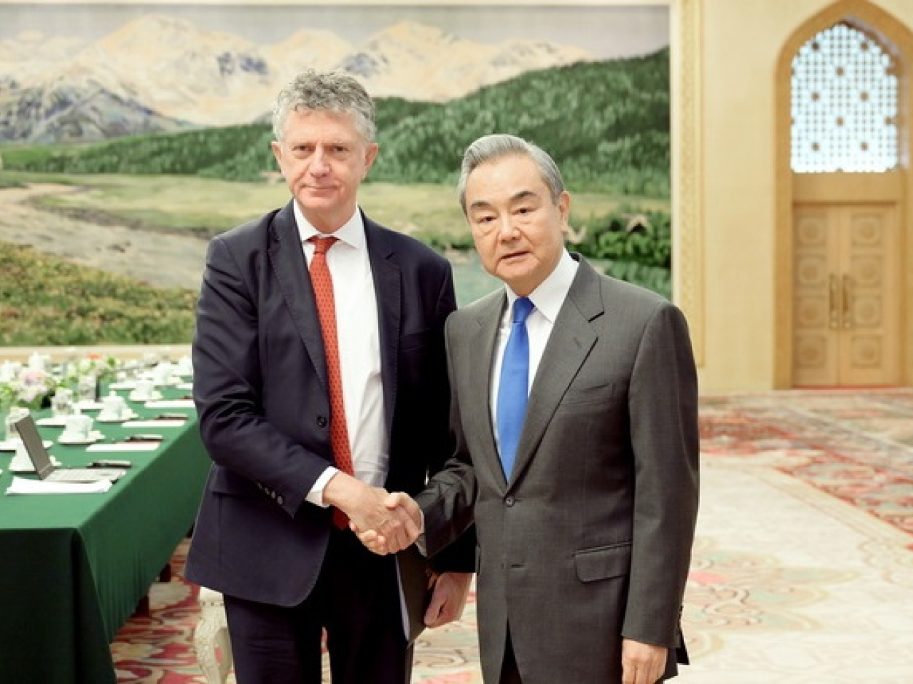 王毅會見鮑威爾期間，雙方就烏克蘭危機等問題交換看法。（外交部網頁截圖）