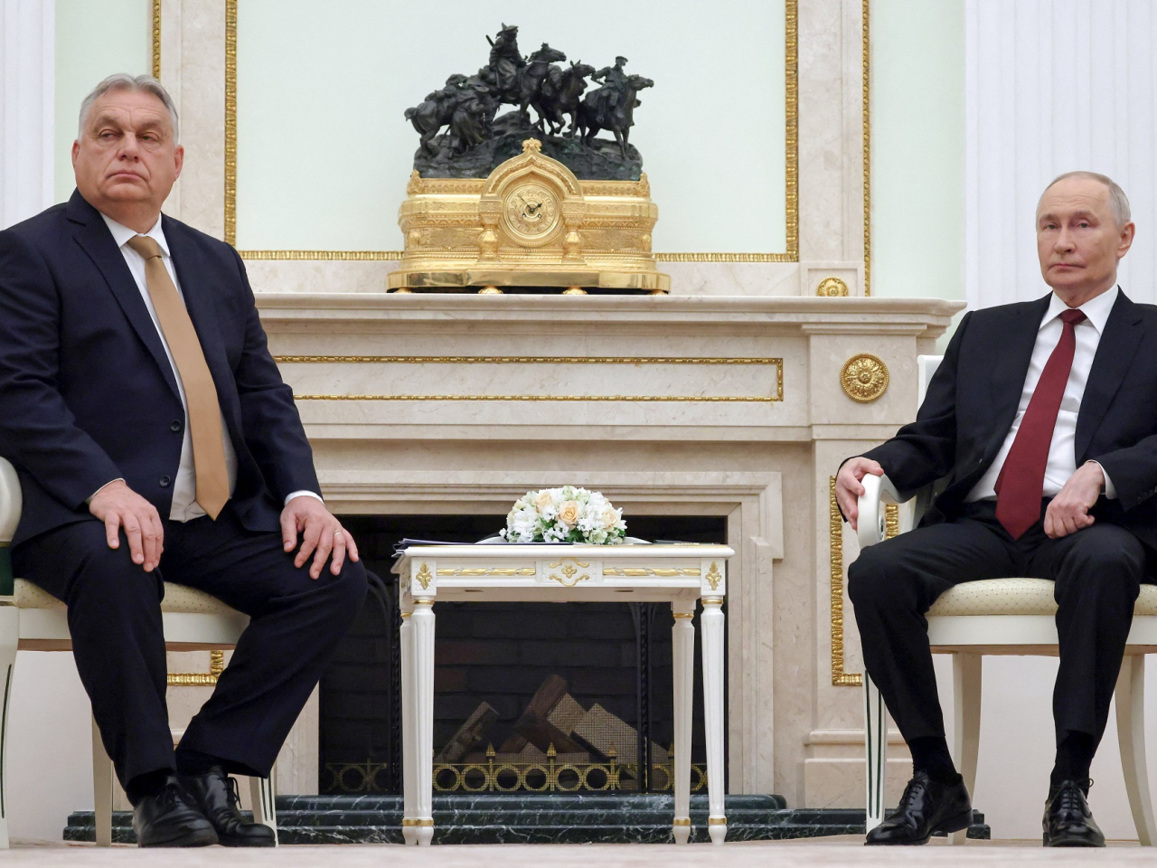 歐爾班（左）在克里姆林宮與普京（右）會談。（路透社）