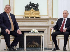 歐爾班（左）在克里姆林宮與普京（右）會談。（路透社）