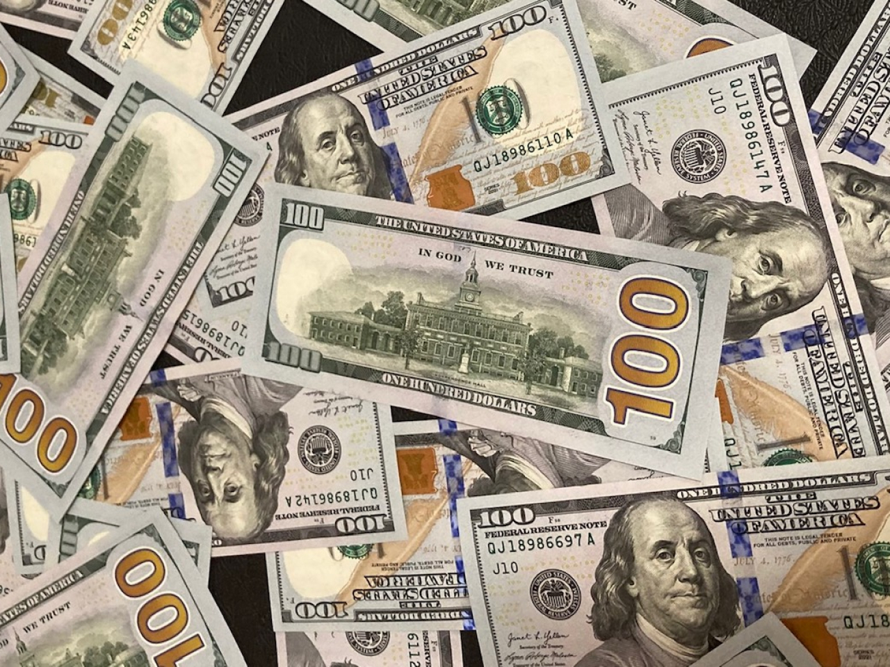 美國長債捱沽，債息反彈，10年期債息重上4厘。分析指，下周有大量企業債供應，市場或提前對沖利率風險。（港台圖片）