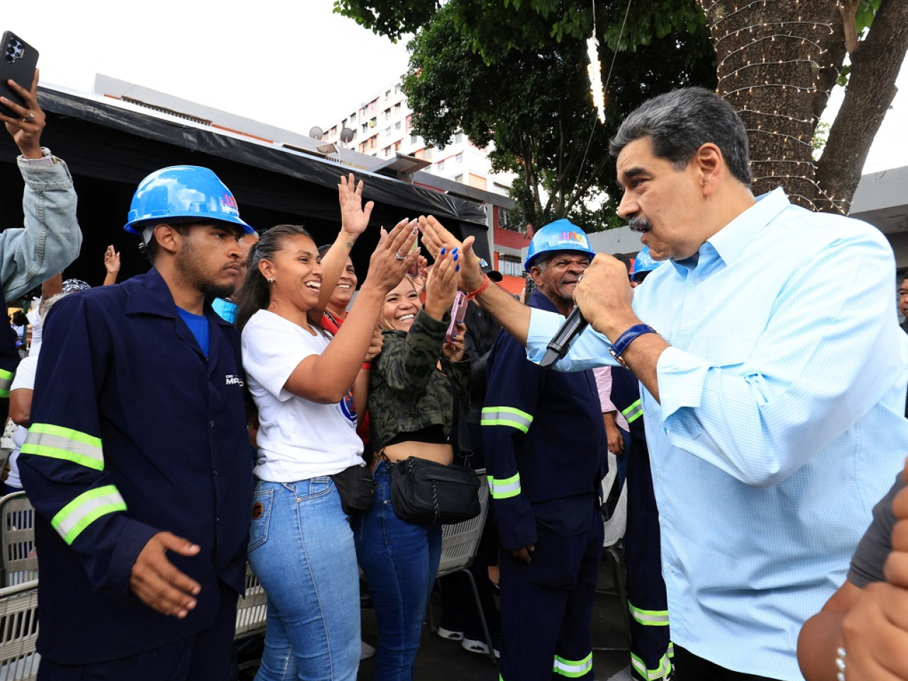 馬杜羅連日帶動民眾愛國熱情，抗衡美國大軍集結。（路透社）