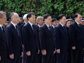 宏福苑五級火｜政府總部早上舉行悼念大埔火災罹難者默哀儀式