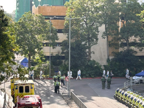 宏福苑五級火｜市民獻花悼念　白色制服人員到場續調查工作