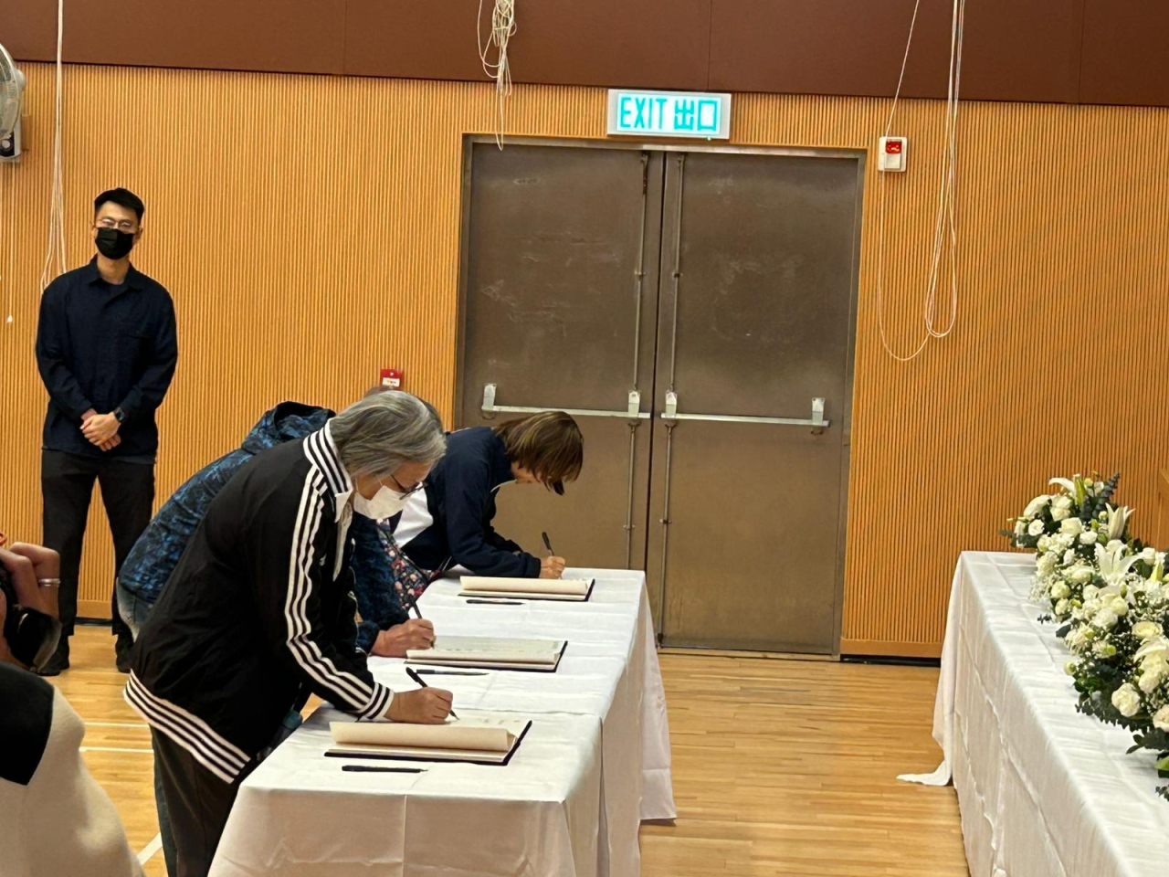 有市民早上到大埔區的弔唁處，在弔唁冊寫上悼念及祝願字句。(林漢山攝)