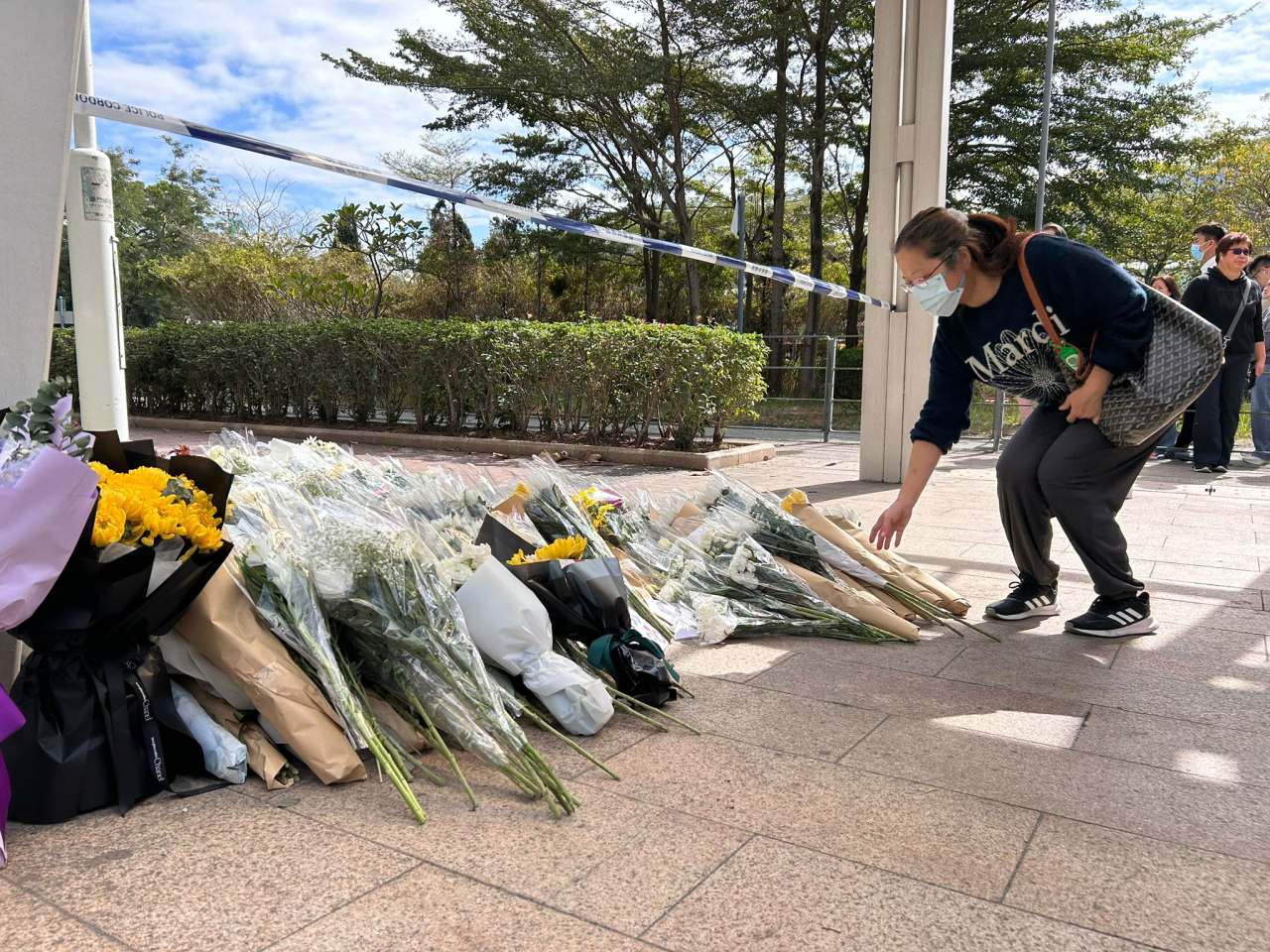 宏福苑對開公園陸續有市民到場獻花，希望死者安息。（林漢山攝）