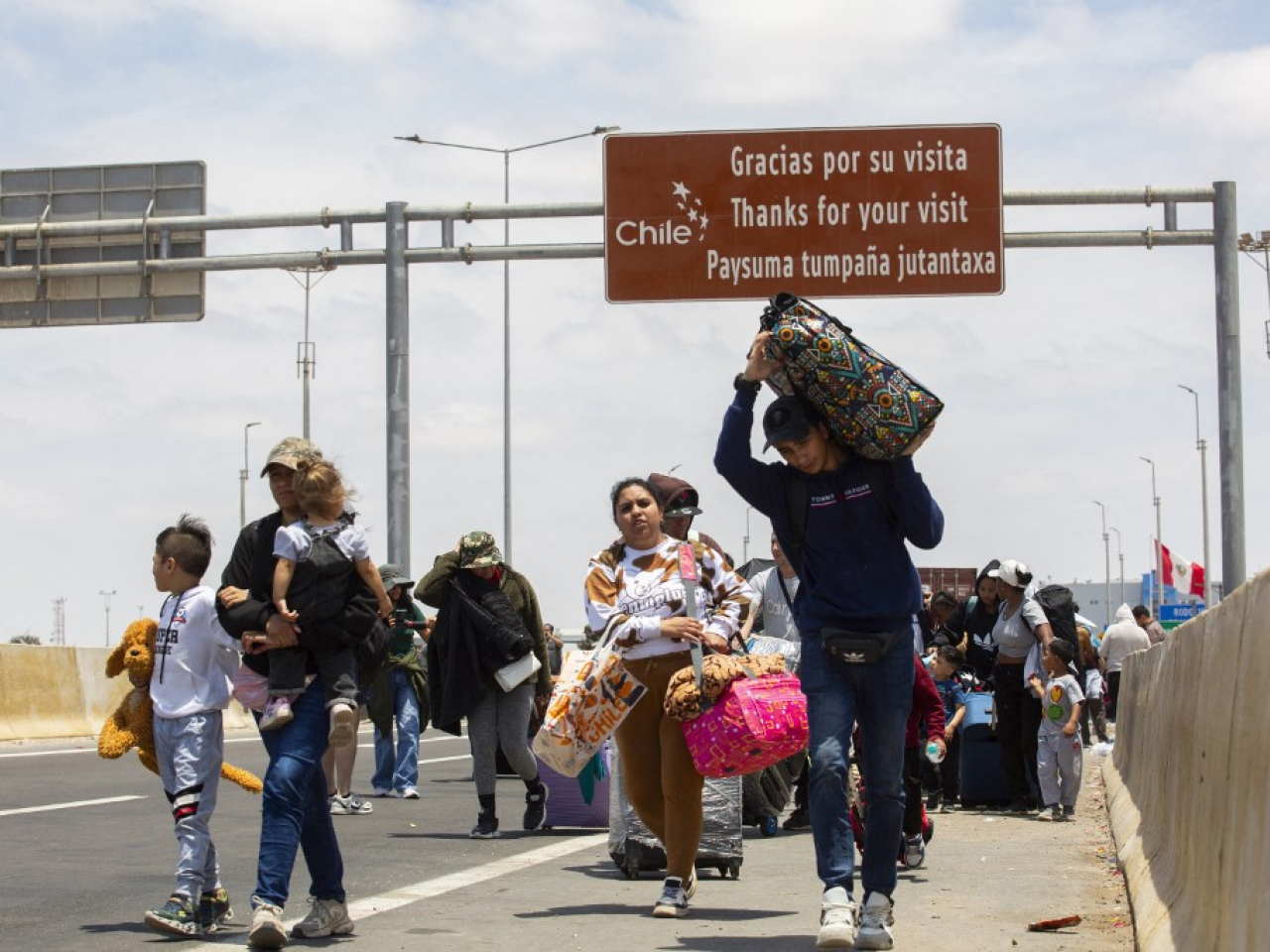 在智利邊境有民眾打算進入秘魯。（法新社）