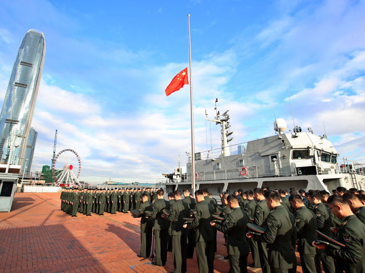 解放軍駐港部隊今日8時出席默哀儀式。(解放軍駐港部隊提供)