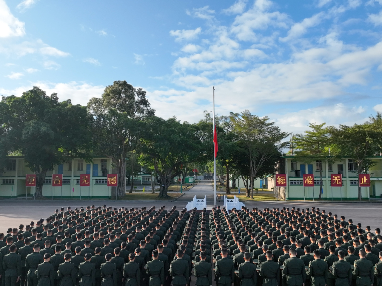 駐港部隊在多個軍營組織下半旗和默哀儀式，向宏福苑火災中遇難人員和殉職消防員致以深切哀悼。(解放軍駐港部隊提供)