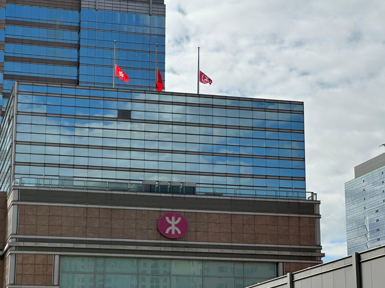 所有港鐵建築物的國旗、區旗及港鐵公司的旗幟下半旗誌哀。（港鐵提供）