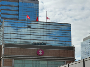 宏福苑五級火｜港鐵管理層默哀　旗下建築物下半旗誌哀